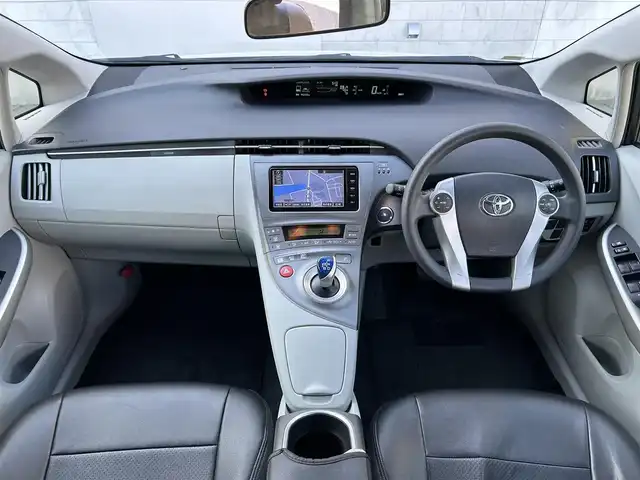 トヨタ プリウス S 長崎県 2014(平26)年 9.6万km ホワイトパールクリスタルシャイン (株)IDOMが運営する【じしゃロン長崎店】の自社ローン専用車両になりますこちらは現金またはオートローンご利用時の価格です。自社ローンご希望の方は別途その旨お申付け下さい/ナビ　/バックカメラ　/ＨＩＤヘッドライト　/オートライト　/フォグランプ　/プッシュスタート　/スマートキー　/ＥＴＣ　/電動格納ミラー　/フルセグテレビ　/Ｂｌｕｅｔｏｏｔｈ