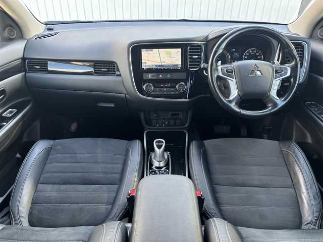 三菱 アウトランダー ＰＨＥＶ G セーフティパッケージ 愛知県 2018(平30)年 8.7万km シルキーホワイト /禁煙/ワンオーナー/ハーフレザーシート//フルセグナビ/CD/DVD/SD/MSV/BT/全方位カメラ//ETC/純正ドラレコ/充電ケーブル車載//パワーシート/シートヒーター//革巻きステア/ステアスイッチ/パドルシフト/ステアヒーター//電動パーキングブレーキ//ACC/FCW/LDW//照明付きバニティミラー//LEDオートライト/LEDフォグ//EVモード//純正フロアマット//新車時保証書//取扱説明書//スペアスマートキー有