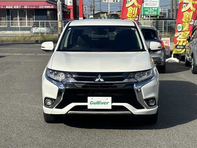 三菱 アウトランダー ＰＨＥＶ G セーフティパッケージ 愛知県 2018(平30)年 8.7万km シルキーホワイト /禁煙/ワンオーナー/ハーフレザーシート//フルセグナビ/CD/DVD/SD/MSV/BT/全方位カメラ//ETC/純正ドラレコ/充電ケーブル車載//パワーシート/シートヒーター//革巻きステア/ステアスイッチ/パドルシフト/ステアヒーター//電動パーキングブレーキ//ACC/FCW/LDW//照明付きバニティミラー//LEDオートライト/LEDフォグ//EVモード//純正フロアマット//新車時保証書//取扱説明書//スペアスマートキー有