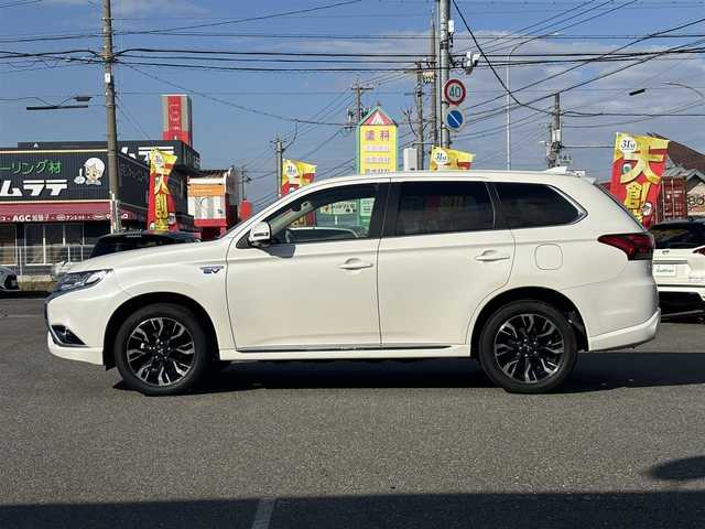 三菱 アウトランダー ＰＨＥＶ G セーフティパッケージ 愛知県 2018(平30)年 8.7万km シルキーホワイト /禁煙/ワンオーナー/ハーフレザーシート//フルセグナビ/CD/DVD/SD/MSV/BT/全方位カメラ//ETC/純正ドラレコ/充電ケーブル車載//パワーシート/シートヒーター//革巻きステア/ステアスイッチ/パドルシフト/ステアヒーター//電動パーキングブレーキ//ACC/FCW/LDW//照明付きバニティミラー//LEDオートライト/LEDフォグ//EVモード//純正フロアマット//新車時保証書//取扱説明書//スペアスマートキー有