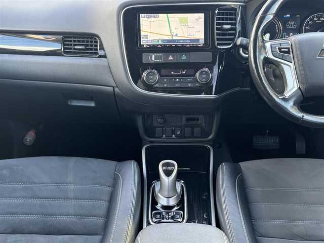 三菱 アウトランダー ＰＨＥＶ G セーフティパッケージ 愛知県 2018(平30)年 8.7万km シルキーホワイト /禁煙/ワンオーナー/ハーフレザーシート//フルセグナビ/CD/DVD/SD/MSV/BT/全方位カメラ//ETC/純正ドラレコ/充電ケーブル車載//パワーシート/シートヒーター//革巻きステア/ステアスイッチ/パドルシフト/ステアヒーター//電動パーキングブレーキ//ACC/FCW/LDW//照明付きバニティミラー//LEDオートライト/LEDフォグ//EVモード//純正フロアマット//新車時保証書//取扱説明書//スペアスマートキー有