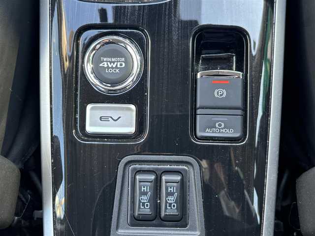 三菱 アウトランダー ＰＨＥＶ G セーフティパッケージ 愛知県 2018(平30)年 8.7万km シルキーホワイト /禁煙/ワンオーナー/ハーフレザーシート//フルセグナビ/CD/DVD/SD/MSV/BT/全方位カメラ//ETC/純正ドラレコ/充電ケーブル車載//パワーシート/シートヒーター//革巻きステア/ステアスイッチ/パドルシフト/ステアヒーター//電動パーキングブレーキ//ACC/FCW/LDW//照明付きバニティミラー//LEDオートライト/LEDフォグ//EVモード//純正フロアマット//新車時保証書//取扱説明書//スペアスマートキー有