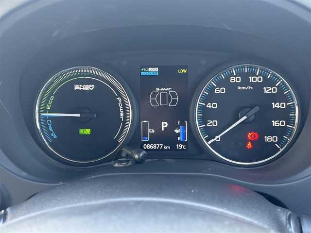 三菱 アウトランダー ＰＨＥＶ G セーフティパッケージ 愛知県 2018(平30)年 8.7万km シルキーホワイト /禁煙/ワンオーナー/ハーフレザーシート//フルセグナビ/CD/DVD/SD/MSV/BT/全方位カメラ//ETC/純正ドラレコ/充電ケーブル車載//パワーシート/シートヒーター//革巻きステア/ステアスイッチ/パドルシフト/ステアヒーター//電動パーキングブレーキ//ACC/FCW/LDW//照明付きバニティミラー//LEDオートライト/LEDフォグ//EVモード//純正フロアマット//新車時保証書//取扱説明書//スペアスマートキー有