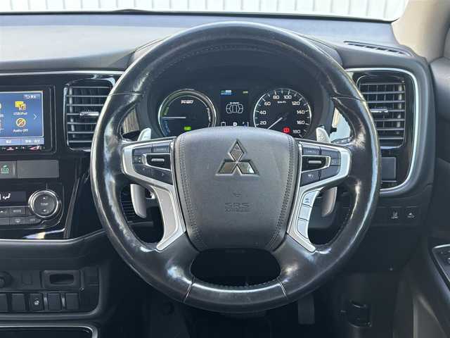 三菱 アウトランダー ＰＨＥＶ G セーフティパッケージ 愛知県 2018(平30)年 8.7万km シルキーホワイト /禁煙/ワンオーナー/ハーフレザーシート//フルセグナビ/CD/DVD/SD/MSV/BT/全方位カメラ//ETC/純正ドラレコ/充電ケーブル車載//パワーシート/シートヒーター//革巻きステア/ステアスイッチ/パドルシフト/ステアヒーター//電動パーキングブレーキ//ACC/FCW/LDW//照明付きバニティミラー//LEDオートライト/LEDフォグ//EVモード//純正フロアマット//新車時保証書//取扱説明書//スペアスマートキー有