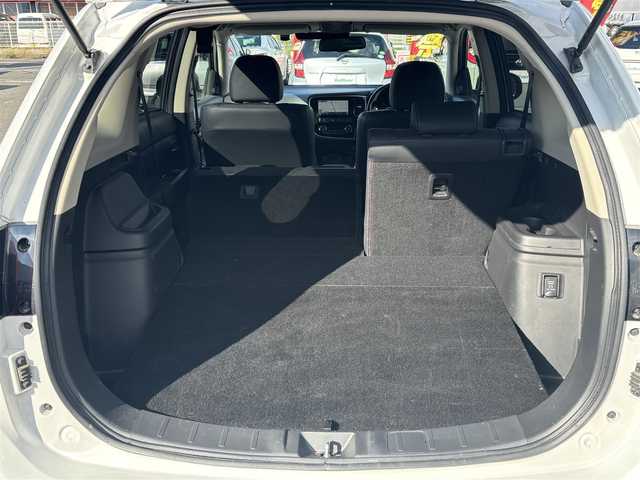 三菱 アウトランダー ＰＨＥＶ G セーフティパッケージ 愛知県 2018(平30)年 8.7万km シルキーホワイト /禁煙/ワンオーナー/ハーフレザーシート//フルセグナビ/CD/DVD/SD/MSV/BT/全方位カメラ//ETC/純正ドラレコ/充電ケーブル車載//パワーシート/シートヒーター//革巻きステア/ステアスイッチ/パドルシフト/ステアヒーター//電動パーキングブレーキ//ACC/FCW/LDW//照明付きバニティミラー//LEDオートライト/LEDフォグ//EVモード//純正フロアマット//新車時保証書//取扱説明書//スペアスマートキー有