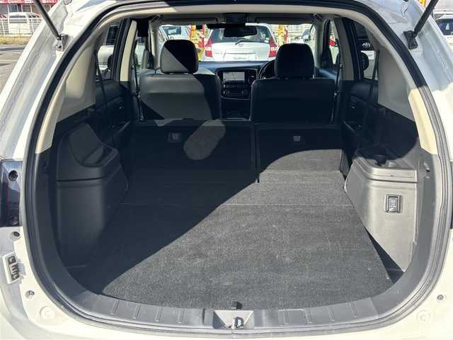 三菱 アウトランダー ＰＨＥＶ G セーフティパッケージ 愛知県 2018(平30)年 8.7万km シルキーホワイト /禁煙/ワンオーナー/ハーフレザーシート//フルセグナビ/CD/DVD/SD/MSV/BT/全方位カメラ//ETC/純正ドラレコ/充電ケーブル車載//パワーシート/シートヒーター//革巻きステア/ステアスイッチ/パドルシフト/ステアヒーター//電動パーキングブレーキ//ACC/FCW/LDW//照明付きバニティミラー//LEDオートライト/LEDフォグ//EVモード//純正フロアマット//新車時保証書//取扱説明書//スペアスマートキー有