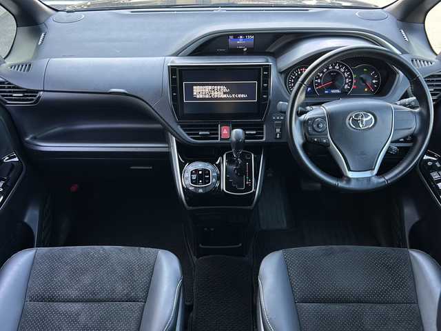 トヨタ ヴォクシー ZS 煌Ⅱ 岐阜県 2021(令3)年 4.3万km ブラック 登録時走行距離：42229km/ワンオーナー/純正１０インチナビ（NSZT-ZA4T）/バックカメラ/フルセグテレビ・Bluetooth/クルーズコントロール/トヨタセーフティーセンス/レーンディパーチャーアラート/コーナーセンサー/クルーズコントロール/両側パワースライドドア/LEDヘッドライト/オートライト/オートマチックハイビーム/ビルトインETC/ハーフレザーシート/純正16インチアルミホイール/プッシュスタート/スマートキー/保証書