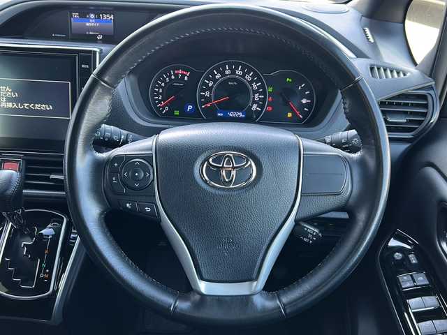 トヨタ ヴォクシー ZS 煌Ⅱ 岐阜県 2021(令3)年 4.3万km ブラック 登録時走行距離：42229km/ワンオーナー/純正１０インチナビ（NSZT-ZA4T）/バックカメラ/フルセグテレビ・Bluetooth/クルーズコントロール/トヨタセーフティーセンス/レーンディパーチャーアラート/コーナーセンサー/クルーズコントロール/両側パワースライドドア/LEDヘッドライト/オートライト/オートマチックハイビーム/ビルトインETC/ハーフレザーシート/純正16インチアルミホイール/プッシュスタート/スマートキー/保証書