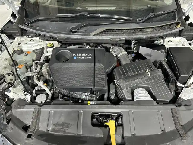 日産 エクストレイル G e－4ORCE 佐賀県 2023(令5)年 2.4万km ブリリアントホワイトパール 純正12.3インチナビ/フルセグTV/Bluetooth/Applecarplay/Androidauto/全方位カメラ　/衝突被害軽減システム/プロパイロット/レーダークルーズコントロール/レーンアシスト/ヘッドアップディスプレイ/ブラインドスポットモニター/デジタルインナールームミラー/自動駐車システム/ダウンヒルアシストコントロール/ロードサインアシスト/クリアランスソナー/オートライト/オートマチックハイビーム/LEDヘッドライト/LEDフォグライト/電動パーキング/オートブレーキホールド/純正ナビ連動型前後ドライブレコーダー/ビルトインETC2.0/4WD/パワーバックドア/ステアリングヒーター/運転席・助手席・後席シートヒーター/運転席・助手席パワーシート/合皮シート/メモリーシート/ISOFIX対応/ワイヤレス充電器/後席サンシェード/純正フロアマット/純正19インチアルミホイール