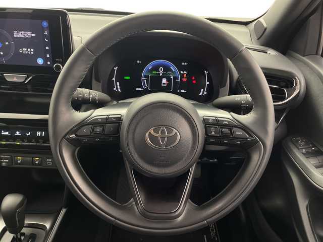 トヨタ ヤリスクロス ハイブリッド Z 群馬県 2025(令7)年 1.1万km プラチナホワイトパールマイカ 純正８型ナビ　/全周囲カメラ　/シートヒーター　/ハーフレザーシート　/ステアリングヒータ　/レーダークルーズコントロール　/ＥＴＣ２．０　/ＢＳＭ　/オートマチックハイビーム　/プリクラッシュセーフティシステム　/禁煙