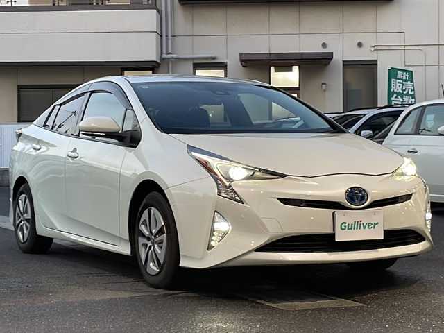 トヨタ プリウス A 岡山県 2017(平29)年 13.3万km ホワイトパールクリスタルシャイン 登録時走行距離132337KM/純正SDナビ(CD&DVD&BT)/バックカメラ/ビルトインETC/フルセグTV/クルーズコントロール/ブラインドスポットモニター/ヘッドアップディスプレイ/前後コーナーセンサー/プッシュスタート/スマートキー/取扱説明書/スペアキー