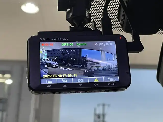 トヨタ プリウス A 岡山県 2017(平29)年 13.3万km ホワイトパールクリスタルシャイン 登録時走行距離132337KM/純正SDナビ(CD&DVD&BT)/バックカメラ/ビルトインETC/フルセグTV/クルーズコントロール/ブラインドスポットモニター/ヘッドアップディスプレイ/前後コーナーセンサー/プッシュスタート/スマートキー/取扱説明書/スペアキー