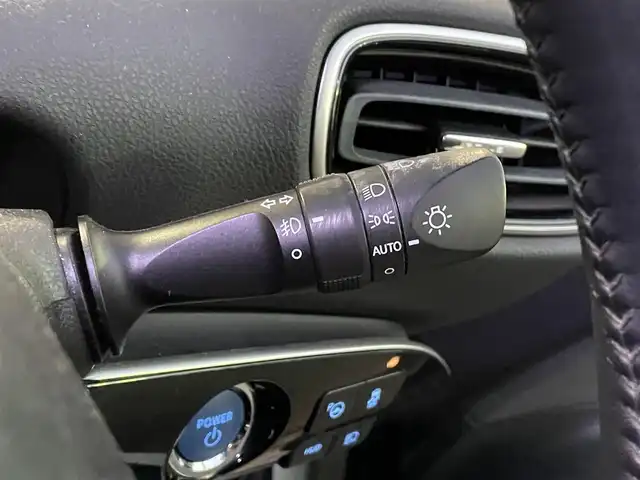 トヨタ プリウス A 岡山県 2017(平29)年 13.3万km ホワイトパールクリスタルシャイン 登録時走行距離132337KM/純正SDナビ(CD&DVD&BT)/バックカメラ/ビルトインETC/フルセグTV/クルーズコントロール/ブラインドスポットモニター/ヘッドアップディスプレイ/前後コーナーセンサー/プッシュスタート/スマートキー/取扱説明書/スペアキー