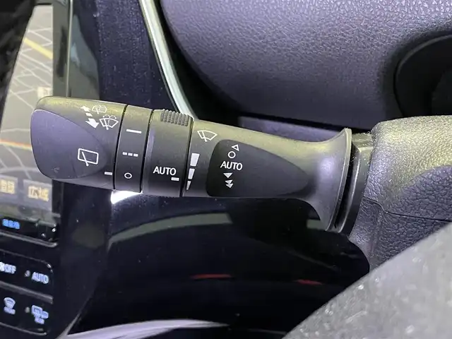 トヨタ プリウス A 岡山県 2017(平29)年 13.3万km ホワイトパールクリスタルシャイン 登録時走行距離132337KM/純正SDナビ(CD&DVD&BT)/バックカメラ/ビルトインETC/フルセグTV/クルーズコントロール/ブラインドスポットモニター/ヘッドアップディスプレイ/前後コーナーセンサー/プッシュスタート/スマートキー/取扱説明書/スペアキー