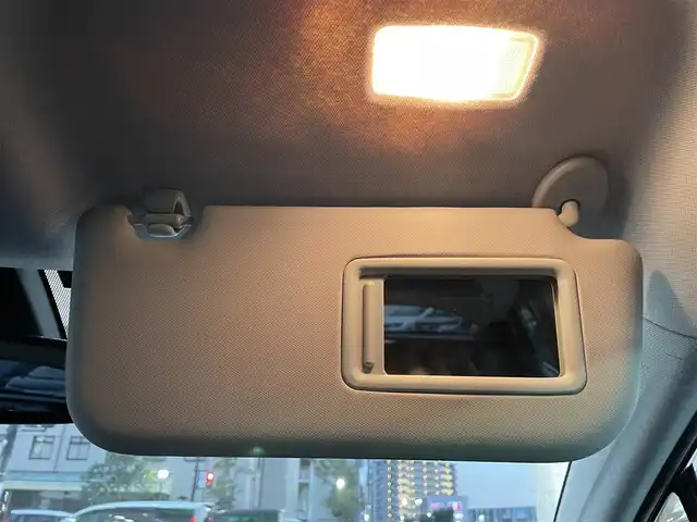 トヨタ プリウス A 岡山県 2017(平29)年 13.3万km ホワイトパールクリスタルシャイン 登録時走行距離132337KM/純正SDナビ(CD&DVD&BT)/バックカメラ/ビルトインETC/フルセグTV/クルーズコントロール/ブラインドスポットモニター/ヘッドアップディスプレイ/前後コーナーセンサー/プッシュスタート/スマートキー/取扱説明書/スペアキー