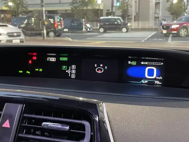 トヨタ プリウス A 岡山県 2017(平29)年 13.3万km ホワイトパールクリスタルシャイン 登録時走行距離132337KM/純正SDナビ(CD&DVD&BT)/バックカメラ/ビルトインETC/フルセグTV/クルーズコントロール/ブラインドスポットモニター/ヘッドアップディスプレイ/前後コーナーセンサー/プッシュスタート/スマートキー/取扱説明書/スペアキー