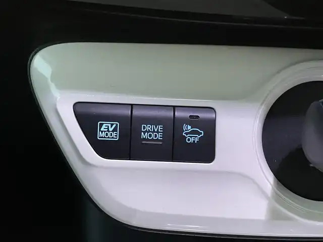 トヨタ プリウス A 岡山県 2017(平29)年 13.3万km ホワイトパールクリスタルシャイン 登録時走行距離132337KM/純正SDナビ(CD&DVD&BT)/バックカメラ/ビルトインETC/フルセグTV/クルーズコントロール/ブラインドスポットモニター/ヘッドアップディスプレイ/前後コーナーセンサー/プッシュスタート/スマートキー/取扱説明書/スペアキー