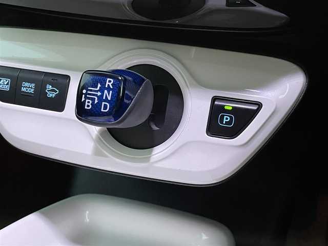 トヨタ プリウス A 岡山県 2017(平29)年 13.3万km ホワイトパールクリスタルシャイン 登録時走行距離132337KM/純正SDナビ(CD&DVD&BT)/バックカメラ/ビルトインETC/フルセグTV/クルーズコントロール/ブラインドスポットモニター/ヘッドアップディスプレイ/前後コーナーセンサー/プッシュスタート/スマートキー/取扱説明書/スペアキー