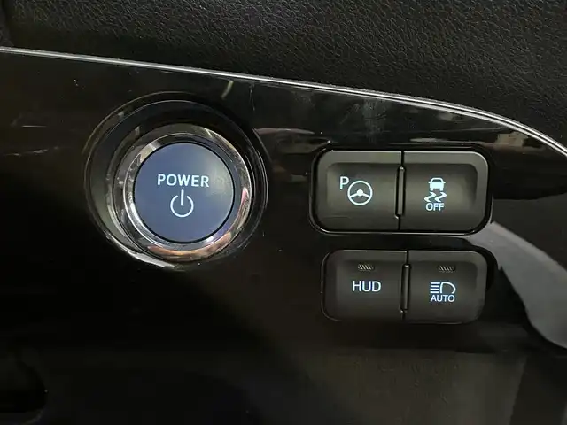 トヨタ プリウス A 岡山県 2017(平29)年 13.3万km ホワイトパールクリスタルシャイン 登録時走行距離132337KM/純正SDナビ(CD&DVD&BT)/バックカメラ/ビルトインETC/フルセグTV/クルーズコントロール/ブラインドスポットモニター/ヘッドアップディスプレイ/前後コーナーセンサー/プッシュスタート/スマートキー/取扱説明書/スペアキー