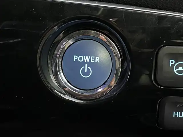 トヨタ プリウス A 岡山県 2017(平29)年 13.3万km ホワイトパールクリスタルシャイン 登録時走行距離132337KM/純正SDナビ(CD&DVD&BT)/バックカメラ/ビルトインETC/フルセグTV/クルーズコントロール/ブラインドスポットモニター/ヘッドアップディスプレイ/前後コーナーセンサー/プッシュスタート/スマートキー/取扱説明書/スペアキー