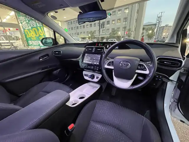 トヨタ プリウス A 岡山県 2017(平29)年 13.3万km ホワイトパールクリスタルシャイン 登録時走行距離132337KM/純正SDナビ(CD&DVD&BT)/バックカメラ/ビルトインETC/フルセグTV/クルーズコントロール/ブラインドスポットモニター/ヘッドアップディスプレイ/前後コーナーセンサー/プッシュスタート/スマートキー/取扱説明書/スペアキー