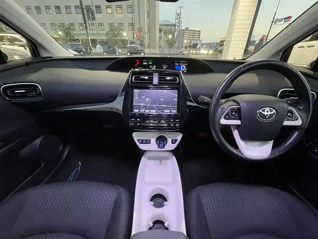 トヨタ プリウス A 岡山県 2017(平29)年 13.3万km ホワイトパールクリスタルシャイン 登録時走行距離132337KM/純正SDナビ(CD&DVD&BT)/バックカメラ/ビルトインETC/フルセグTV/クルーズコントロール/ブラインドスポットモニター/ヘッドアップディスプレイ/前後コーナーセンサー/プッシュスタート/スマートキー/取扱説明書/スペアキー