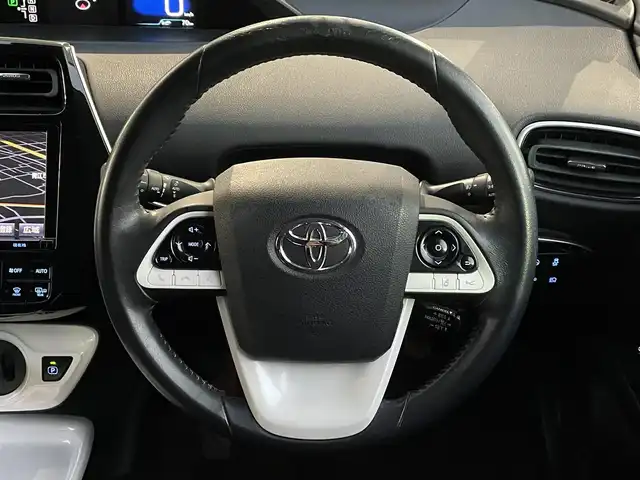 トヨタ プリウス A 岡山県 2017(平29)年 13.3万km ホワイトパールクリスタルシャイン 登録時走行距離132337KM/純正SDナビ(CD&DVD&BT)/バックカメラ/ビルトインETC/フルセグTV/クルーズコントロール/ブラインドスポットモニター/ヘッドアップディスプレイ/前後コーナーセンサー/プッシュスタート/スマートキー/取扱説明書/スペアキー