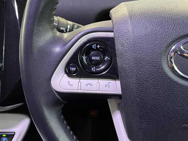 トヨタ プリウス A 岡山県 2017(平29)年 13.3万km ホワイトパールクリスタルシャイン 登録時走行距離132337KM/純正SDナビ(CD&DVD&BT)/バックカメラ/ビルトインETC/フルセグTV/クルーズコントロール/ブラインドスポットモニター/ヘッドアップディスプレイ/前後コーナーセンサー/プッシュスタート/スマートキー/取扱説明書/スペアキー