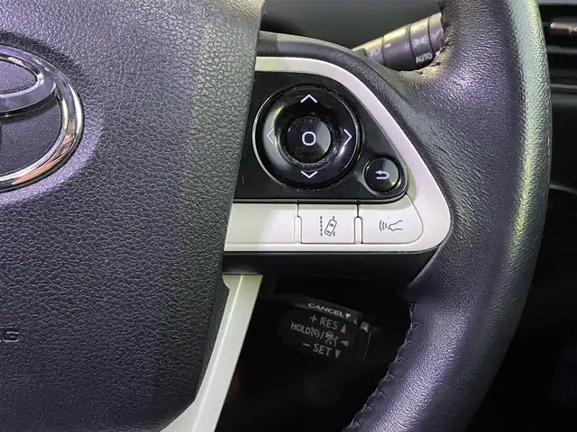 トヨタ プリウス A 岡山県 2017(平29)年 13.3万km ホワイトパールクリスタルシャイン 登録時走行距離132337KM/純正SDナビ(CD&DVD&BT)/バックカメラ/ビルトインETC/フルセグTV/クルーズコントロール/ブラインドスポットモニター/ヘッドアップディスプレイ/前後コーナーセンサー/プッシュスタート/スマートキー/取扱説明書/スペアキー