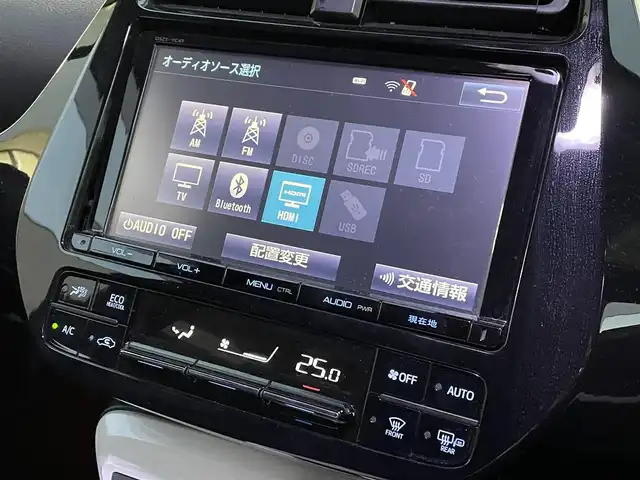 トヨタ プリウス A 岡山県 2017(平29)年 13.3万km ホワイトパールクリスタルシャイン 登録時走行距離132337KM/純正SDナビ(CD&DVD&BT)/バックカメラ/ビルトインETC/フルセグTV/クルーズコントロール/ブラインドスポットモニター/ヘッドアップディスプレイ/前後コーナーセンサー/プッシュスタート/スマートキー/取扱説明書/スペアキー