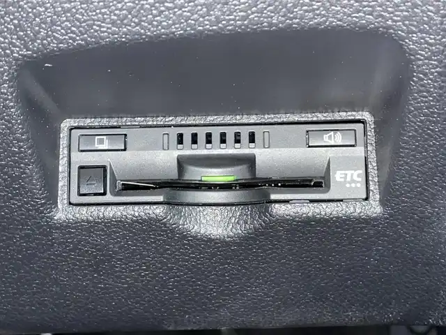 トヨタ プリウス A 岡山県 2017(平29)年 13.3万km ホワイトパールクリスタルシャイン 登録時走行距離132337KM/純正SDナビ(CD&DVD&BT)/バックカメラ/ビルトインETC/フルセグTV/クルーズコントロール/ブラインドスポットモニター/ヘッドアップディスプレイ/前後コーナーセンサー/プッシュスタート/スマートキー/取扱説明書/スペアキー