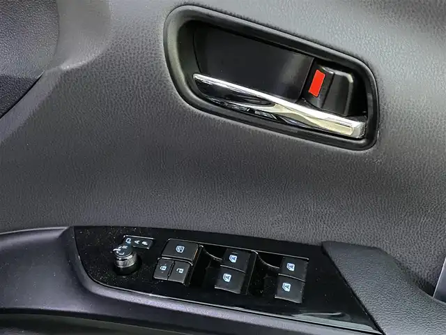 トヨタ プリウス A 岡山県 2017(平29)年 13.3万km ホワイトパールクリスタルシャイン 登録時走行距離132337KM/純正SDナビ(CD&DVD&BT)/バックカメラ/ビルトインETC/フルセグTV/クルーズコントロール/ブラインドスポットモニター/ヘッドアップディスプレイ/前後コーナーセンサー/プッシュスタート/スマートキー/取扱説明書/スペアキー