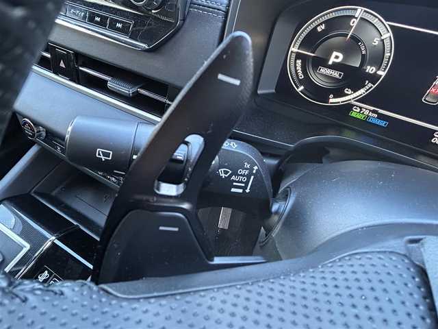 三菱 アウトランダー ＰＨＥＶ ブラックエディション 鹿児島県 2023(令5)年 0.3万km チタニウムグレーメタリック プッシュスタートキー/純正ナビ/・ナビゲーションディスプレイ/・USB/WI-FIナビ/・TV(フル)/・Bluetooth/・AM/・FM/フロント/サイド/バックカメラ/アラウンドビューモニター/ブレーキオートホールド/パワーバックドア/D席パワーシート/D/ N席シートヒーター/ドライブモード/プリクラッシュ/追従クルーズコントロール/コーナーセンサー/パドルシフト/アイドリングストップ/QI