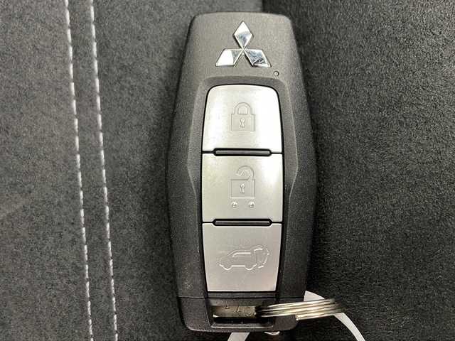 三菱 アウトランダー ＰＨＥＶ ブラックエディション 千葉県 2023(令5)年 0.3万km チタニウムグレーメタリック 純正ナビ/　CD/DVD/Bluetooth/フルセグTV/Apple car play/レーダークルーズコントロール/レーンキープアシスト/衝突軽減ブレーキ/クリアランスソナー/標識認識機能/ブラインドスポットモニター/全方位カメラ/電動パーキング/オートホールド/オートハイビーム/サンルーフ/ワイヤレス充電/前席シートヒーター/ステアリングヒーター/ハーフレザーシート/パワーバックドア/パドルシフト/LEDライト/フォグランプ/ロールサンシェード/ドアバイザー