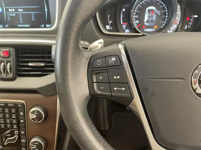 ボルボ Ｖ４０ T3 インスクリプション 岡山県 2017(平29)年 3.8万km 青 インテリジェントセーフティ/・アダクティブ・クルーズ・コントロール/・アクティブ・ハイビーム/・歩行者エアバック/・ブラインドスポット・インフォメーション・システム/・レーン・チェンジ・マージ・エイド/・レーン・キーピング・エイド/・ドライバー・アラート・コントロール/・クロス・トラフィック・アラート/・ロード・サイン・インフォメーション/・歩行者・サイクリスト検知機能付追突回避・軽減フルオートブレ　　　ーキ・システム/・バックカメラ/パドルシフト/本革（ブラウン）（シートヒーター）/LEDヘッドライト/純正ナビ/純正アルミ（17インチ）/ドライブレコーダー/プレミアムサウンドオーディオシステム/　（harman/kardon）/取扱説明書/保証書/記録簿/ETC/スペアキー