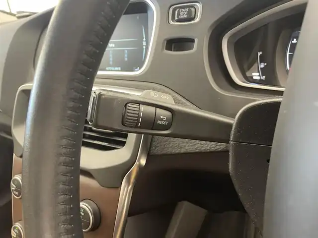 ボルボ Ｖ４０ T3 インスクリプション 岡山県 2017(平29)年 3.8万km 青 インテリジェントセーフティ/・アダクティブ・クルーズ・コントロール/・アクティブ・ハイビーム/・歩行者エアバック/・ブラインドスポット・インフォメーション・システム/・レーン・チェンジ・マージ・エイド/・レーン・キーピング・エイド/・ドライバー・アラート・コントロール/・クロス・トラフィック・アラート/・ロード・サイン・インフォメーション/・歩行者・サイクリスト検知機能付追突回避・軽減フルオートブレ　　　ーキ・システム/・バックカメラ/パドルシフト/本革（ブラウン）（シートヒーター）/LEDヘッドライト/純正ナビ/純正アルミ（17インチ）/ドライブレコーダー/プレミアムサウンドオーディオシステム/　（harman/kardon）/取扱説明書/保証書/記録簿/ETC/スペアキー
