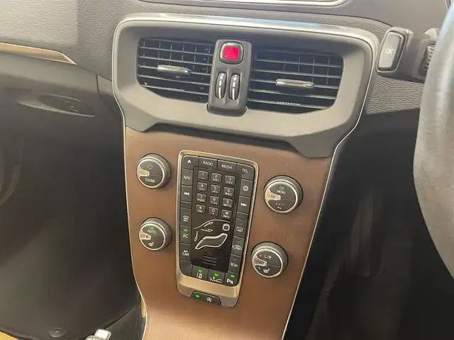 ボルボ Ｖ４０ T3 インスクリプション 岡山県 2017(平29)年 3.8万km 青 インテリジェントセーフティ/・アダクティブ・クルーズ・コントロール/・アクティブ・ハイビーム/・歩行者エアバック/・ブラインドスポット・インフォメーション・システム/・レーン・チェンジ・マージ・エイド/・レーン・キーピング・エイド/・ドライバー・アラート・コントロール/・クロス・トラフィック・アラート/・ロード・サイン・インフォメーション/・歩行者・サイクリスト検知機能付追突回避・軽減フルオートブレ　　　ーキ・システム/・バックカメラ/パドルシフト/本革（ブラウン）（シートヒーター）/LEDヘッドライト/純正ナビ/純正アルミ（17インチ）/ドライブレコーダー/プレミアムサウンドオーディオシステム/　（harman/kardon）/取扱説明書/保証書/記録簿/ETC/スペアキー