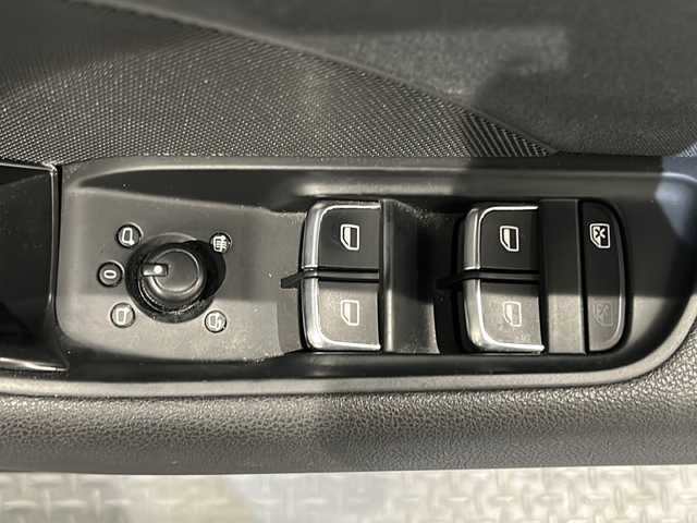 アウディ Ａ３ セダン 1．4 TFSIシリンダーオンデマンド 新潟県 2014(平26)年 10.1万km 白 コンビニエンスパッケージ/・  アドバンストキーシステム/・リヤビューカメラ/・アウディパーキングシステム/社外エアロ（フロント/サイド/リア）/社外パドルシフト/社外シートカバー/MMI ナビゲーションシステム/・フルセグTV/・Bluetooth/・AM/FM/・CD/DVD/クルーズコントロール/オートライト/オートエアコン/ハンドルスイッチ/純正アルミホイール/ETC