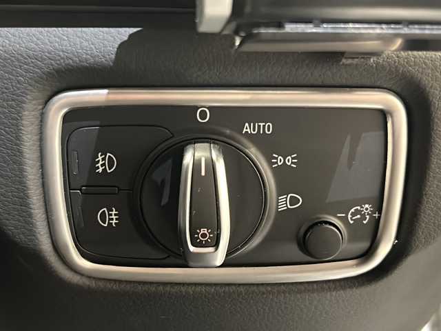 アウディ Ａ３ セダン 1．4 TFSIシリンダーオンデマンド 新潟県 2014(平26)年 10.1万km 白 コンビニエンスパッケージ/・  アドバンストキーシステム/・リヤビューカメラ/・アウディパーキングシステム/社外エアロ（フロント/サイド/リア）/社外パドルシフト/社外シートカバー/MMI ナビゲーションシステム/・フルセグTV/・Bluetooth/・AM/FM/・CD/DVD/クルーズコントロール/オートライト/オートエアコン/ハンドルスイッチ/純正アルミホイール/ETC