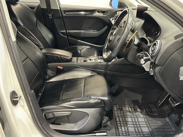 アウディ Ａ３ セダン 1．4 TFSIシリンダーオンデマンド 新潟県 2014(平26)年 10.1万km 白 コンビニエンスパッケージ/・  アドバンストキーシステム/・リヤビューカメラ/・アウディパーキングシステム/社外エアロ（フロント/サイド/リア）/社外パドルシフト/社外シートカバー/MMI ナビゲーションシステム/・フルセグTV/・Bluetooth/・AM/FM/・CD/DVD/クルーズコントロール/オートライト/オートエアコン/ハンドルスイッチ/純正アルミホイール/ETC