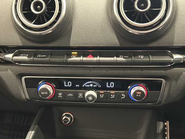 アウディ Ａ３ セダン 1．4 TFSIシリンダーオンデマンド 新潟県 2014(平26)年 10.1万km 白 コンビニエンスパッケージ/・  アドバンストキーシステム/・リヤビューカメラ/・アウディパーキングシステム/社外エアロ（フロント/サイド/リア）/社外パドルシフト/社外シートカバー/MMI ナビゲーションシステム/・フルセグTV/・Bluetooth/・AM/FM/・CD/DVD/クルーズコントロール/オートライト/オートエアコン/ハンドルスイッチ/純正アルミホイール/ETC