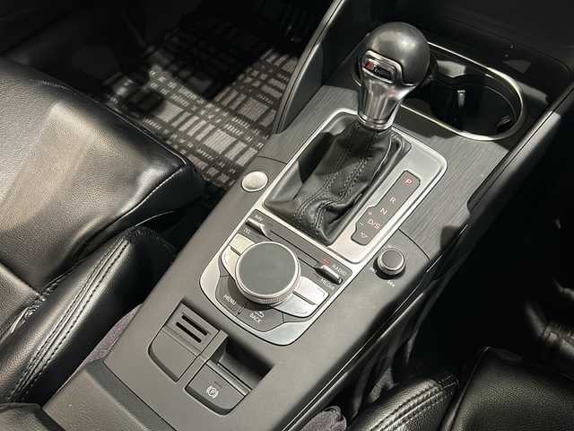 アウディ Ａ３ セダン 1．4 TFSIシリンダーオンデマンド 新潟県 2014(平26)年 10.1万km 白 コンビニエンスパッケージ/・  アドバンストキーシステム/・リヤビューカメラ/・アウディパーキングシステム/社外エアロ（フロント/サイド/リア）/社外パドルシフト/社外シートカバー/MMI ナビゲーションシステム/・フルセグTV/・Bluetooth/・AM/FM/・CD/DVD/クルーズコントロール/オートライト/オートエアコン/ハンドルスイッチ/純正アルミホイール/ETC