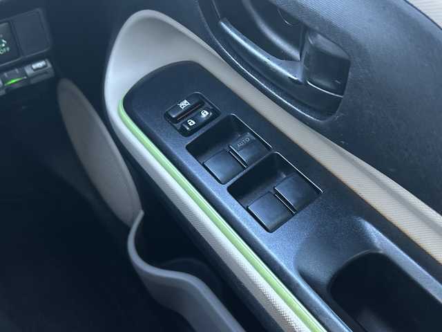 トヨタ アクア S 山形県 2014(平26)年 4万km シトラスオレンジマイカメタリック 純正7インチナビ/(BT/フルセグTV/CD/DVD/AM/FM）/バックカメラ/ETC/アイドリングストップ/LEDヘッドライト/フォグランプ/オートライト/ウィンカーミラー/電動格納ミラー/シートリフター/プッシュスタート/スマートキー/フロアマット/ドアバイザー/スペアキー/取扱説明書/保証書