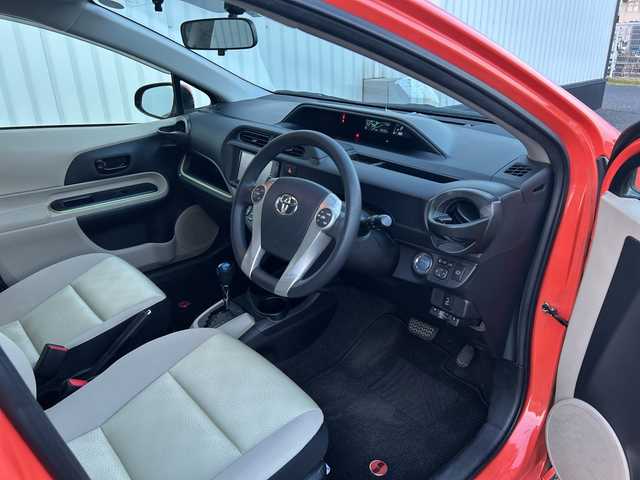 トヨタ アクア S 山形県 2014(平26)年 4万km シトラスオレンジマイカメタリック 純正7インチナビ/(BT/フルセグTV/CD/DVD/AM/FM）/バックカメラ/ETC/アイドリングストップ/LEDヘッドライト/フォグランプ/オートライト/ウィンカーミラー/電動格納ミラー/シートリフター/プッシュスタート/スマートキー/フロアマット/ドアバイザー/スペアキー/取扱説明書/保証書