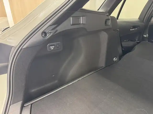 トヨタ カローラツーリング ハイブリッド ダブルバイビー 三重県 2020(令2)年 5.4万km プラチナホワイトパールマイカ ハイブリッド/FF/フロアCVT/【OP】純正 9インチ ディスプレイオーディオ/（AM/FM/USB/iPod/Bluetooth/Miracast/CarPlay/AndroidAuto）/バックカメラ/【DOP】プレミアムサウンド8chスピーカー＆ダブルツィーターシステム/ドライブレコーダー 前後/ビルトイン ETC/Toyota Safety Sense/●プリクラッシュセーフティ/●レーントレーシングアシスト/●レーダークルコン（全車速追従機能付）/●オートハイビーム/●ロードサインアシスト/・【OP】ブラインドスポットモニター＋リヤクロストラフィックアラート/・パーキングサポートブレーキ（静止物・後方接近車両*）/・先行車発進告知機能/など/装備/・【OP】ルーフレール（ダークグレーM塗装）/・【OP】ハーフレザーシート（合皮＋レザテック）/・【OP】アクセサリーコンセント（AC100V・1500W/コンセント2個、非常時給電システム付）/・【OP】おくだけ充電/・オートエアコン/・オートライト/・LED ヘッドランプ＋フロントフォグランプ/・電子パーキングブレーキ＆ブレーキホールド/・プッシュスタート/・スマートキーx2/など