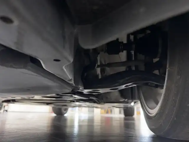 トヨタ カローラツーリング ハイブリッド ダブルバイビー 三重県 2020(令2)年 5.4万km プラチナホワイトパールマイカ ハイブリッド/FF/フロアCVT/【OP】純正 9インチ ディスプレイオーディオ/（AM/FM/USB/iPod/Bluetooth/Miracast/CarPlay/AndroidAuto）/バックカメラ/【DOP】プレミアムサウンド8chスピーカー＆ダブルツィーターシステム/ドライブレコーダー 前後/ビルトイン ETC/Toyota Safety Sense/●プリクラッシュセーフティ/●レーントレーシングアシスト/●レーダークルコン（全車速追従機能付）/●オートハイビーム/●ロードサインアシスト/・【OP】ブラインドスポットモニター＋リヤクロストラフィックアラート/・パーキングサポートブレーキ（静止物・後方接近車両*）/・先行車発進告知機能/など/装備/・【OP】ルーフレール（ダークグレーM塗装）/・【OP】ハーフレザーシート（合皮＋レザテック）/・【OP】アクセサリーコンセント（AC100V・1500W/コンセント2個、非常時給電システム付）/・【OP】おくだけ充電/・オートエアコン/・オートライト/・LED ヘッドランプ＋フロントフォグランプ/・電子パーキングブレーキ＆ブレーキホールド/・プッシュスタート/・スマートキーx2/など