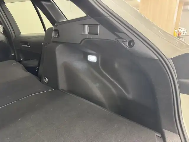 トヨタ カローラツーリング ハイブリッド ダブルバイビー 三重県 2020(令2)年 5.4万km プラチナホワイトパールマイカ ハイブリッド/FF/フロアCVT/【OP】純正 9インチ ディスプレイオーディオ/（AM/FM/USB/iPod/Bluetooth/Miracast/CarPlay/AndroidAuto）/バックカメラ/【DOP】プレミアムサウンド8chスピーカー＆ダブルツィーターシステム/ドライブレコーダー 前後/ビルトイン ETC/Toyota Safety Sense/●プリクラッシュセーフティ/●レーントレーシングアシスト/●レーダークルコン（全車速追従機能付）/●オートハイビーム/●ロードサインアシスト/・【OP】ブラインドスポットモニター＋リヤクロストラフィックアラート/・パーキングサポートブレーキ（静止物・後方接近車両*）/・先行車発進告知機能/など/装備/・【OP】ルーフレール（ダークグレーM塗装）/・【OP】ハーフレザーシート（合皮＋レザテック）/・【OP】アクセサリーコンセント（AC100V・1500W/コンセント2個、非常時給電システム付）/・【OP】おくだけ充電/・オートエアコン/・オートライト/・LED ヘッドランプ＋フロントフォグランプ/・電子パーキングブレーキ＆ブレーキホールド/・プッシュスタート/・スマートキーx2/など