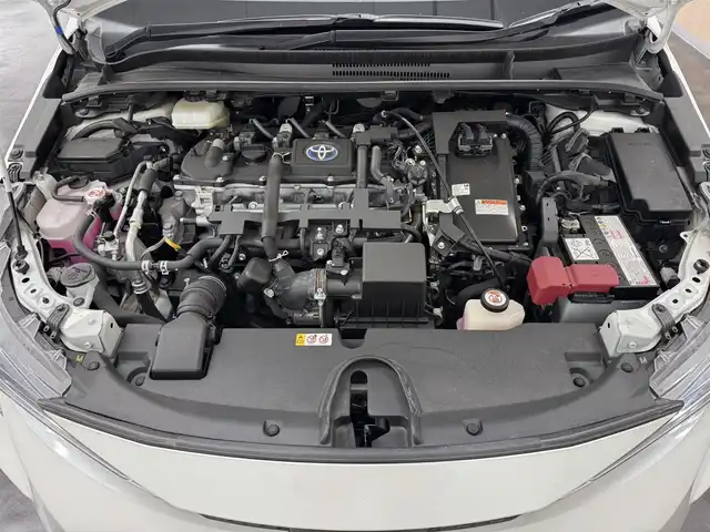 トヨタ カローラツーリング ハイブリッド ダブルバイビー 三重県 2020(令2)年 5.4万km プラチナホワイトパールマイカ ハイブリッド/FF/フロアCVT/【OP】純正 9インチ ディスプレイオーディオ/（AM/FM/USB/iPod/Bluetooth/Miracast/CarPlay/AndroidAuto）/バックカメラ/【DOP】プレミアムサウンド8chスピーカー＆ダブルツィーターシステム/ドライブレコーダー 前後/ビルトイン ETC/Toyota Safety Sense/●プリクラッシュセーフティ/●レーントレーシングアシスト/●レーダークルコン（全車速追従機能付）/●オートハイビーム/●ロードサインアシスト/・【OP】ブラインドスポットモニター＋リヤクロストラフィックアラート/・パーキングサポートブレーキ（静止物・後方接近車両*）/・先行車発進告知機能/など/装備/・【OP】ルーフレール（ダークグレーM塗装）/・【OP】ハーフレザーシート（合皮＋レザテック）/・【OP】アクセサリーコンセント（AC100V・1500W/コンセント2個、非常時給電システム付）/・【OP】おくだけ充電/・オートエアコン/・オートライト/・LED ヘッドランプ＋フロントフォグランプ/・電子パーキングブレーキ＆ブレーキホールド/・プッシュスタート/・スマートキーx2/など