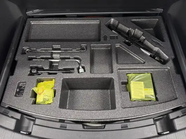 トヨタ カローラツーリング ハイブリッド ダブルバイビー 三重県 2020(令2)年 5.4万km プラチナホワイトパールマイカ ハイブリッド/FF/フロアCVT/【OP】純正 9インチ ディスプレイオーディオ/（AM/FM/USB/iPod/Bluetooth/Miracast/CarPlay/AndroidAuto）/バックカメラ/【DOP】プレミアムサウンド8chスピーカー＆ダブルツィーターシステム/ドライブレコーダー 前後/ビルトイン ETC/Toyota Safety Sense/●プリクラッシュセーフティ/●レーントレーシングアシスト/●レーダークルコン（全車速追従機能付）/●オートハイビーム/●ロードサインアシスト/・【OP】ブラインドスポットモニター＋リヤクロストラフィックアラート/・パーキングサポートブレーキ（静止物・後方接近車両*）/・先行車発進告知機能/など/装備/・【OP】ルーフレール（ダークグレーM塗装）/・【OP】ハーフレザーシート（合皮＋レザテック）/・【OP】アクセサリーコンセント（AC100V・1500W/コンセント2個、非常時給電システム付）/・【OP】おくだけ充電/・オートエアコン/・オートライト/・LED ヘッドランプ＋フロントフォグランプ/・電子パーキングブレーキ＆ブレーキホールド/・プッシュスタート/・スマートキーx2/など