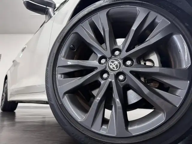 トヨタ カローラツーリング ハイブリッド ダブルバイビー 三重県 2020(令2)年 5.4万km プラチナホワイトパールマイカ ハイブリッド/FF/フロアCVT/【OP】純正 9インチ ディスプレイオーディオ/（AM/FM/USB/iPod/Bluetooth/Miracast/CarPlay/AndroidAuto）/バックカメラ/【DOP】プレミアムサウンド8chスピーカー＆ダブルツィーターシステム/ドライブレコーダー 前後/ビルトイン ETC/Toyota Safety Sense/●プリクラッシュセーフティ/●レーントレーシングアシスト/●レーダークルコン（全車速追従機能付）/●オートハイビーム/●ロードサインアシスト/・【OP】ブラインドスポットモニター＋リヤクロストラフィックアラート/・パーキングサポートブレーキ（静止物・後方接近車両*）/・先行車発進告知機能/など/装備/・【OP】ルーフレール（ダークグレーM塗装）/・【OP】ハーフレザーシート（合皮＋レザテック）/・【OP】アクセサリーコンセント（AC100V・1500W/コンセント2個、非常時給電システム付）/・【OP】おくだけ充電/・オートエアコン/・オートライト/・LED ヘッドランプ＋フロントフォグランプ/・電子パーキングブレーキ＆ブレーキホールド/・プッシュスタート/・スマートキーx2/など